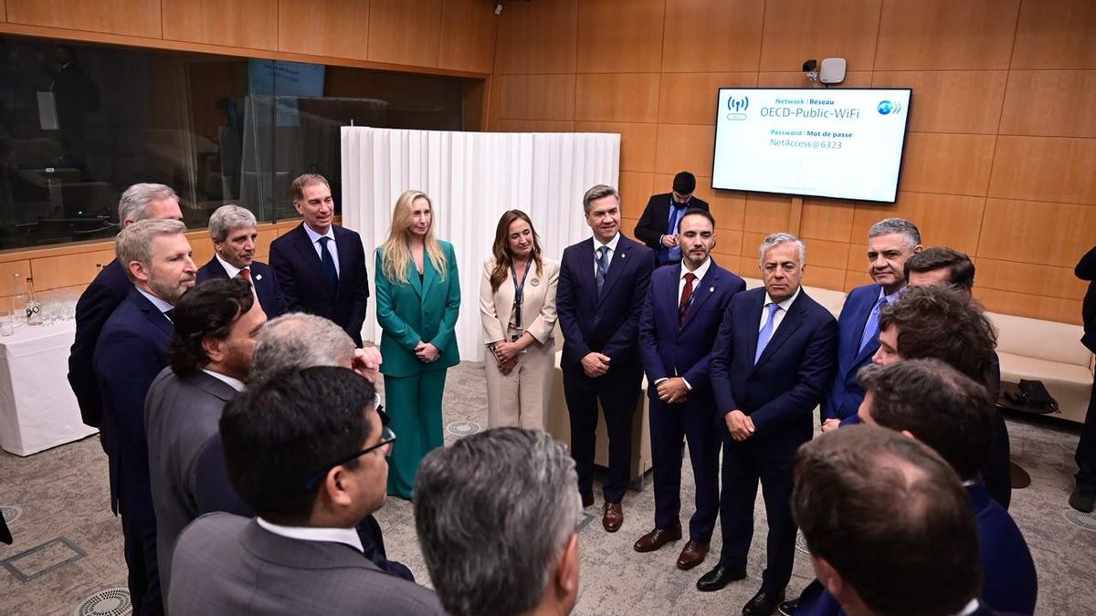 Milei con los gobernadores que viajaron a París por el Argentina Week.