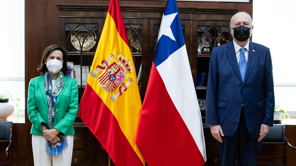 La ministra de Defensa, Margarita Robles junto a su homólogo chileno, Baldo Prokurica, en una reunión celebrada en el Ministerio de Justicia el 30 de septiembre de 2021 en Madrid.