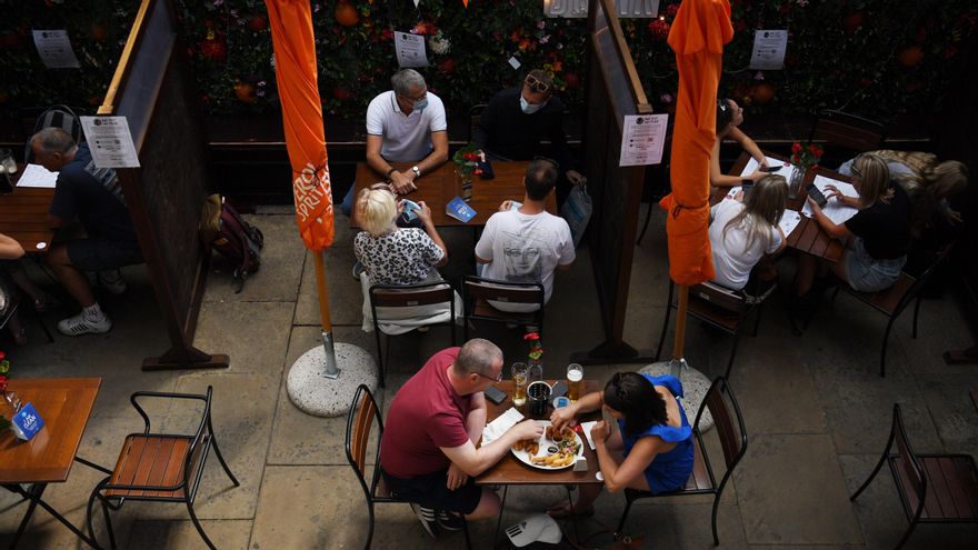 Clientes en un restaurante en Londres.EFE/EPA/NEIL HALL