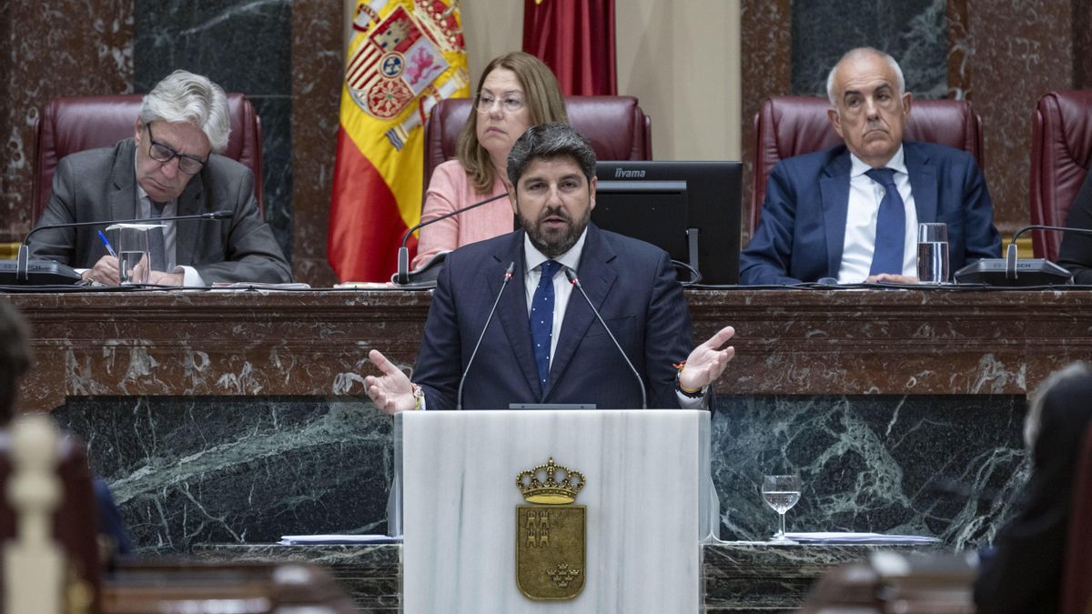 López Miras pacta con Vox la "prioridad nacional" en vivienda y certifica el giro hacia la derecha en año preelectoral