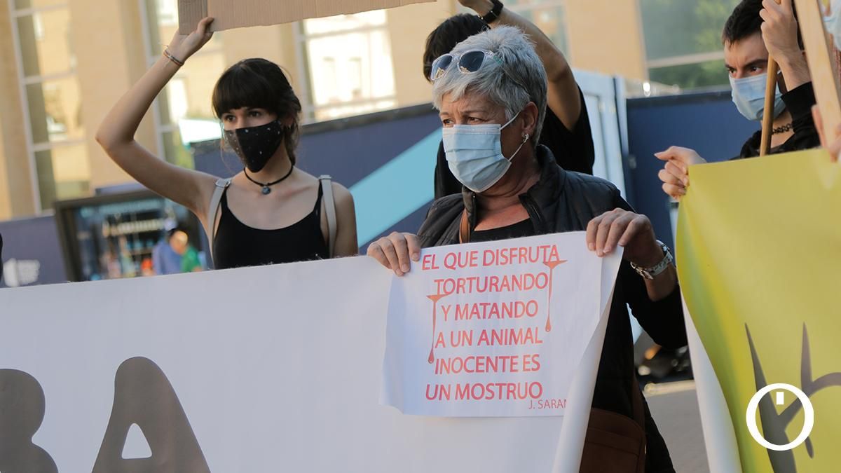 Manifestación en contra de la corrida de toros en el Coso de los Califas