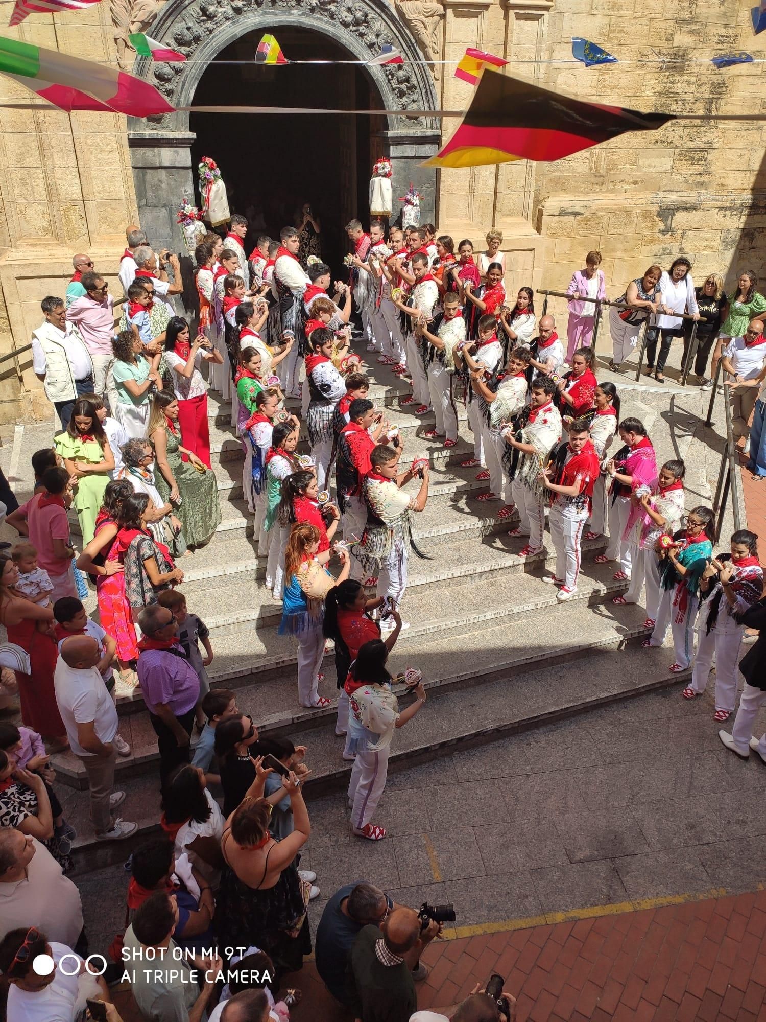 Los gaiteros delante de la Gaita Mixta en Cervera del Río Alhama