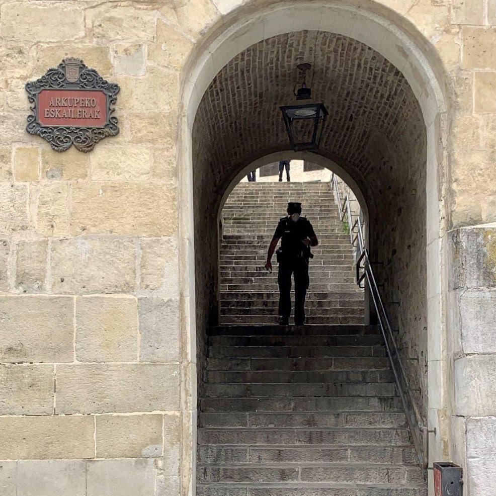 Un ertzaina, en las inmediaciones del Memorial