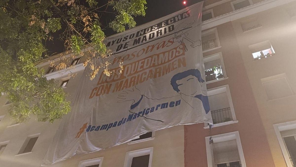 Lona desplegada por el Sindicato de Inquilinas en la fachada del edificio de Maricarmen, con el mensaje "Ayuso nos echa de Madrid, nosotras nos quedamos con Maricarmen"