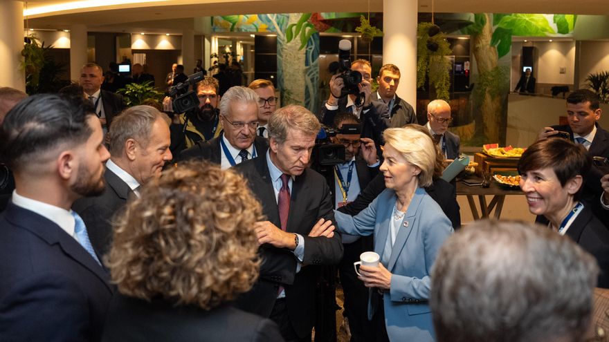 Alberto Núñez Feijóoconversa con la presidenta de la Comisión Europea, Ursula von der Leyen durante la cumbre del Partido Popular Europeo celebrada este jueves en Bruselas.