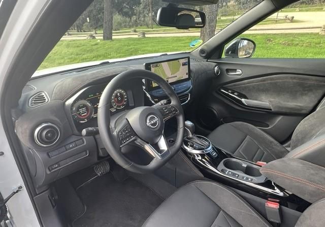 Salpicadero y plazas delanteras del Nissan Juke Hybrid.