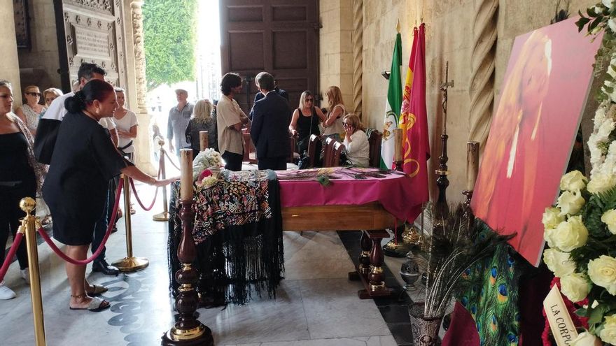 Sevilla despide a María Jiménez "como se merece": brindis, capilla ardiente con olor a incienso y paseo a caballo por Triana