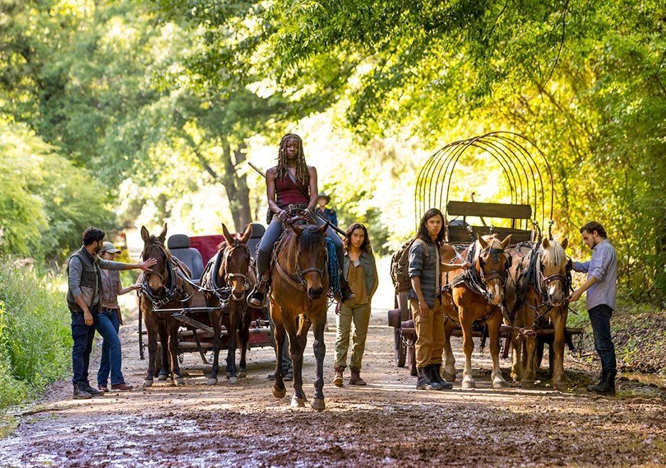 Michonne al frente del grupo en la temporada 9 de The Walking Dead