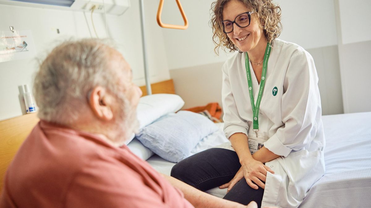 Un profesional asistiendo a un paciente beneficiario de los programas sociales de la Fundación ”la Caixa”