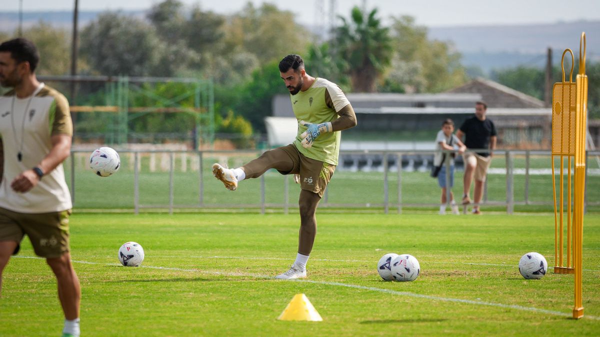 Guilherme, durante el entrenamiento del Córdoba CF este domingo