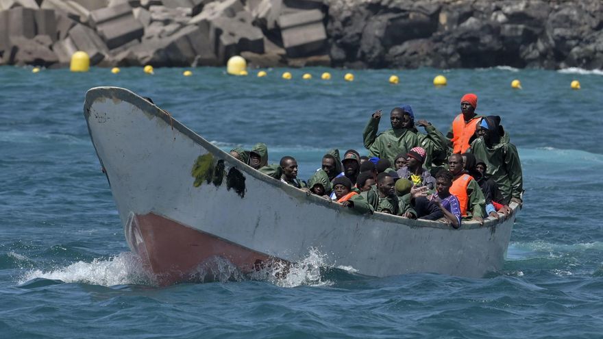 Localizados dos cayucos con unos 220 migrantes en la costa de Gran Canaria y El Hierro