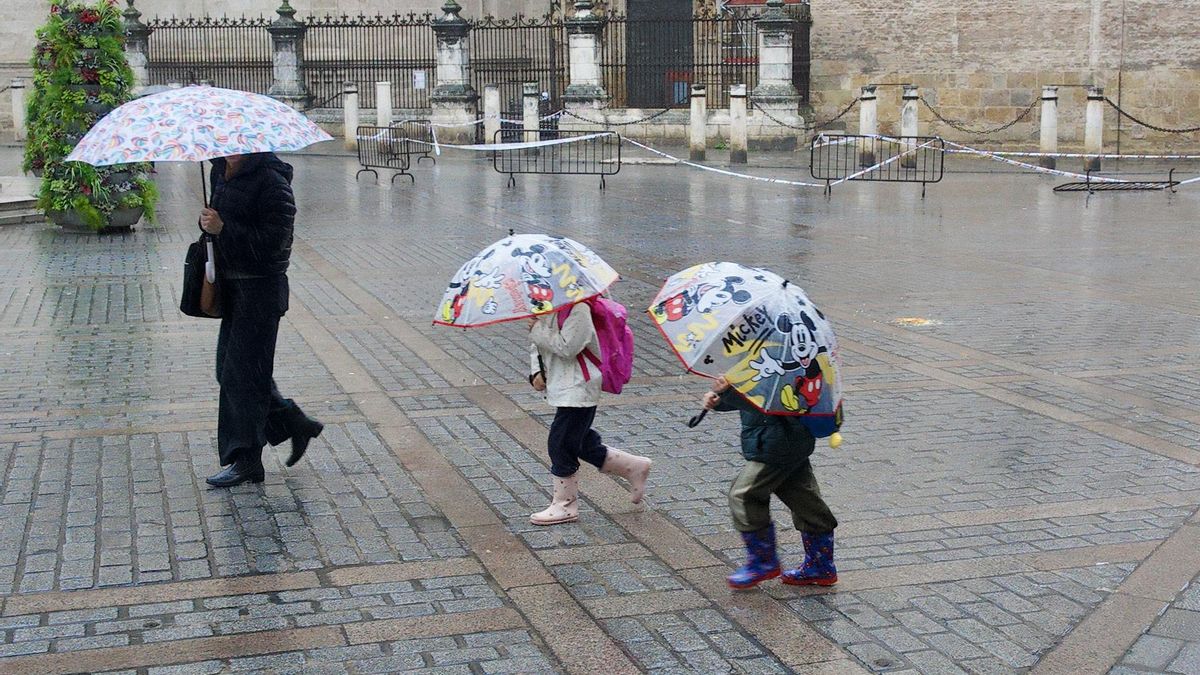 Niños camino del colegio en Sevilla