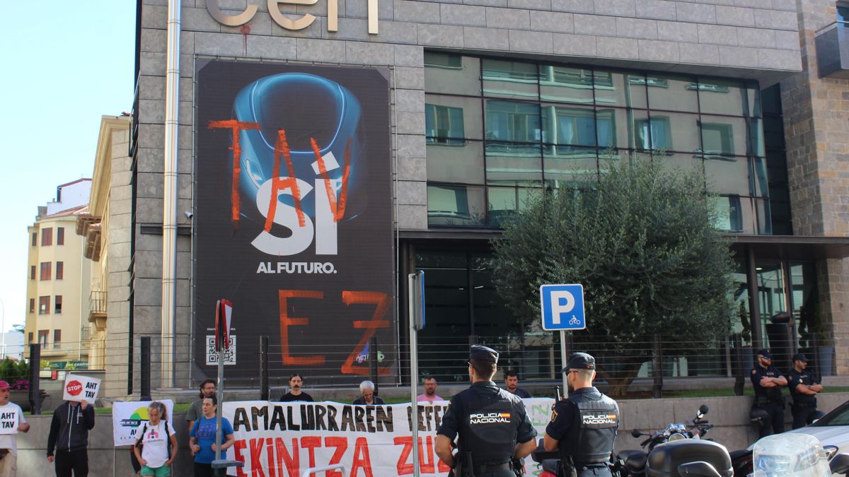 Vuelven a pintar la lona de la patronal navarra a favor del AVE un día después del juicio por haberlo hecho hace un año