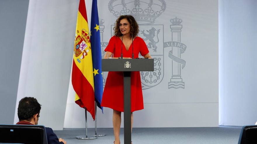 La ministra de Hacienda y portavoz del Gobierno, María Jesús Montero, informa en una rueda de prensa en el palacio de la Moncloa en Madrid. EFE/ J.J. Guillén