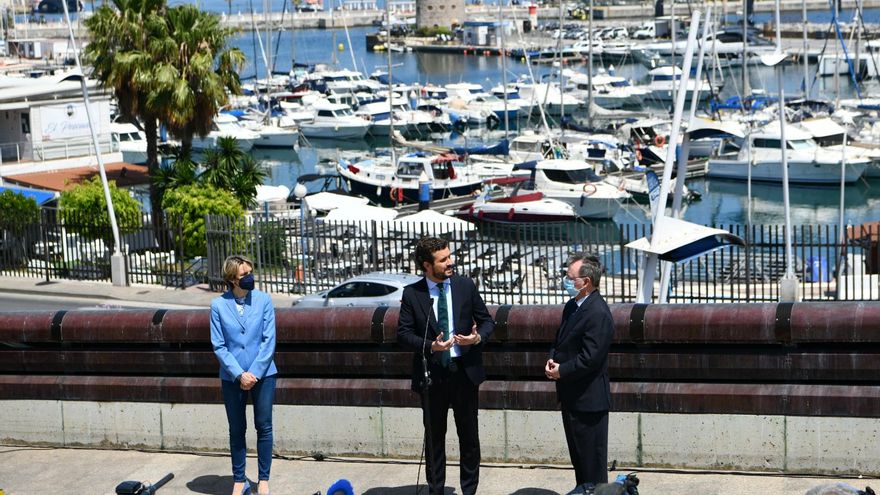 El presidente del PP, Pablo Casado (centro), y el presidente de Ceuta, Juan Vivas (d), ofrecen declaraciones a los medios tras mantener una reunión, a 3 de junio de 2021, en Ceuta (España).