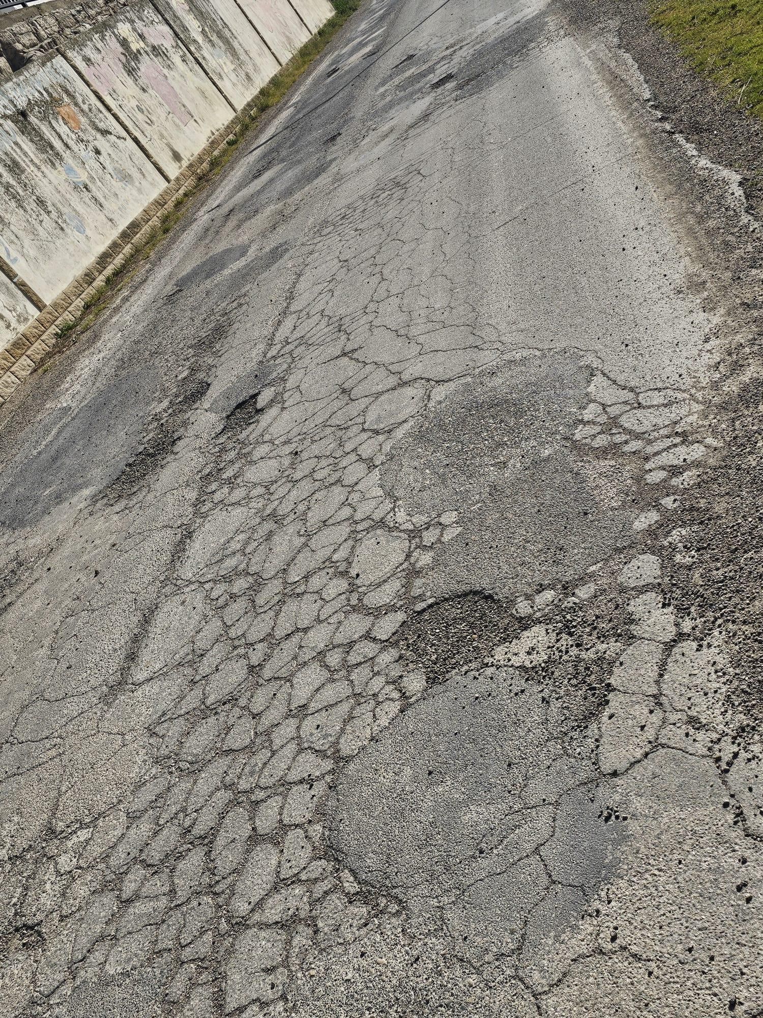 Carretera HU  831 que atraviesa la localidad