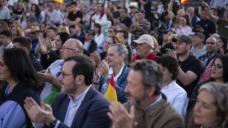Los asistentes al mitin de Vox en Chinchón aplauden.