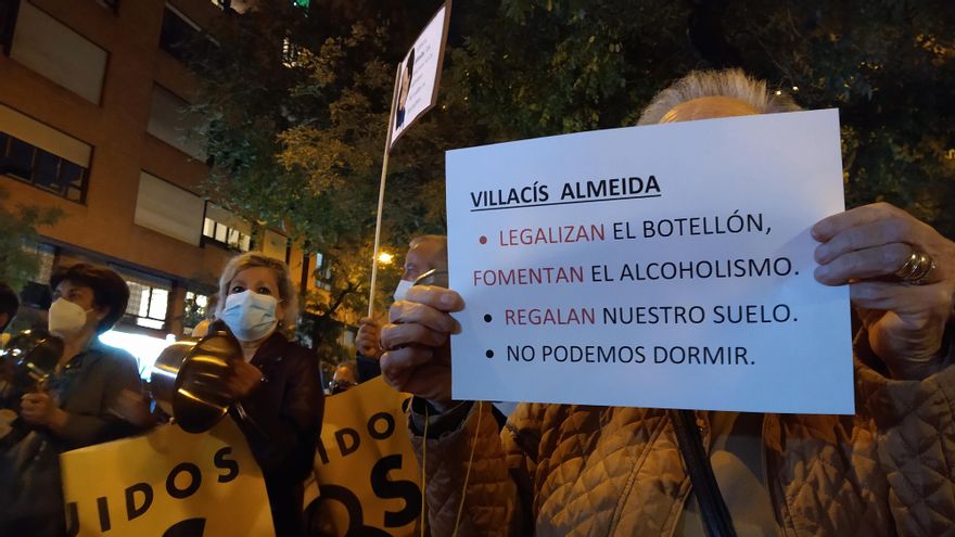 Cacerolada vecinal de respuesta a la Ordenanza de Terrazas presentada por el Ayuntamiento de Madrid