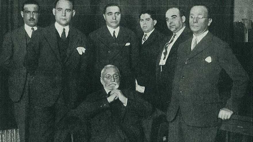 Unamuno el día de su mitin en el Cine Europa con miembros de la Alianza Republicana entre los que están los promotores del cine (Francisco de la Vega es el tercero a la derecha)