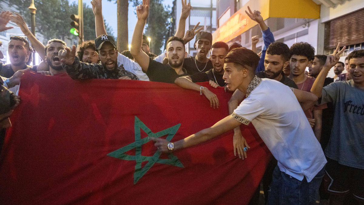 Jóvenes marroquíes se manifiestan por reformas en los sectores de la salud y la educación en Rabat, Marruecos. 