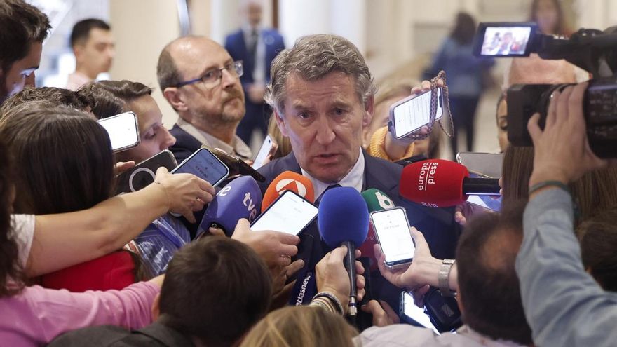 El líder del PP, Alberto Núñez Feijóo atiende a la prensa a su llegada a la clausura de las jornadas del PP, este martes en la Cámara Alta.