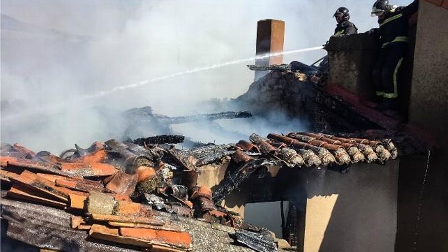 Incendio de una vivienda en Valduvieco. / Foto: Bomberos de León