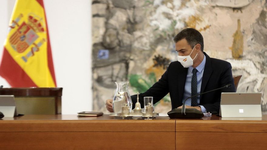 El presidente del Gobierno, Pedro Sánchez, preside la reunión del Consejo de Ministros, este martes, en el Palacio de la Moncloa. EFE/Pool Moncloa/José María Cuadrado Jiménez