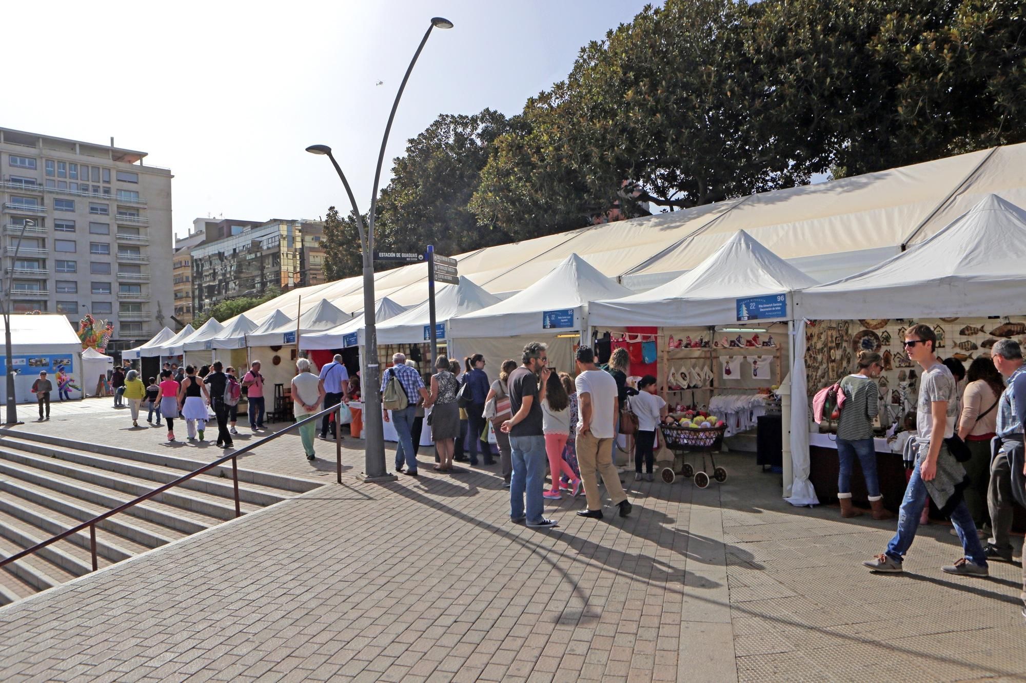 La 22ª Feria de Artesanía, en el Parque de San Telmo (Las Palmas de Gran Canaria).