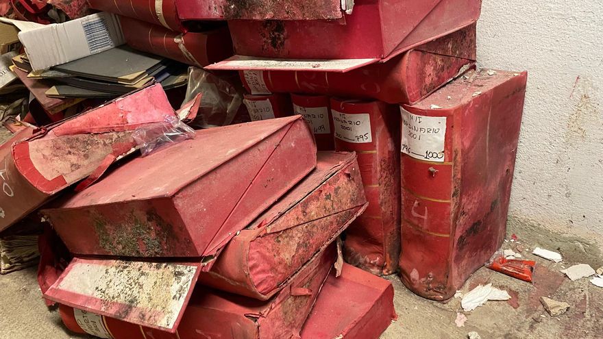 Archivos municipales deteriorados por la presencia de agua en el sótano municipal.