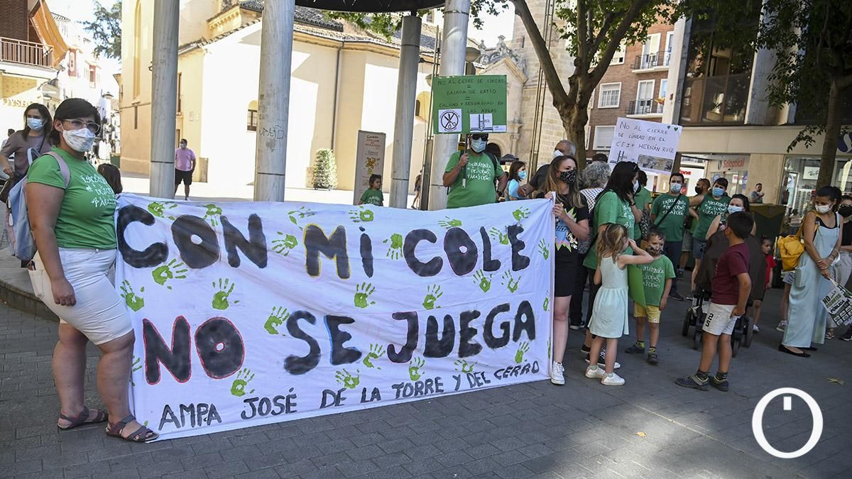 Concentración de la Marea Verde contra el cierre de aulas en la educación pública