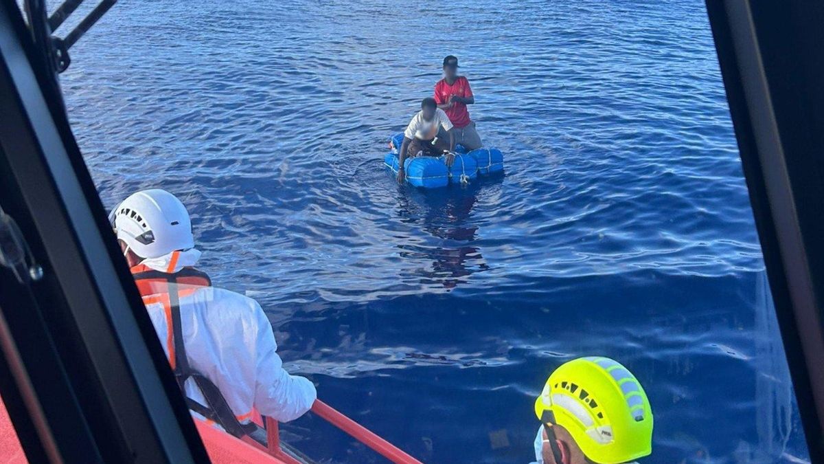 Dos migrantes sobreviven 11 horas en el mar sobre bidones al quedar sin gasolina el cayuco en el que viajaban cerca de El Hierro