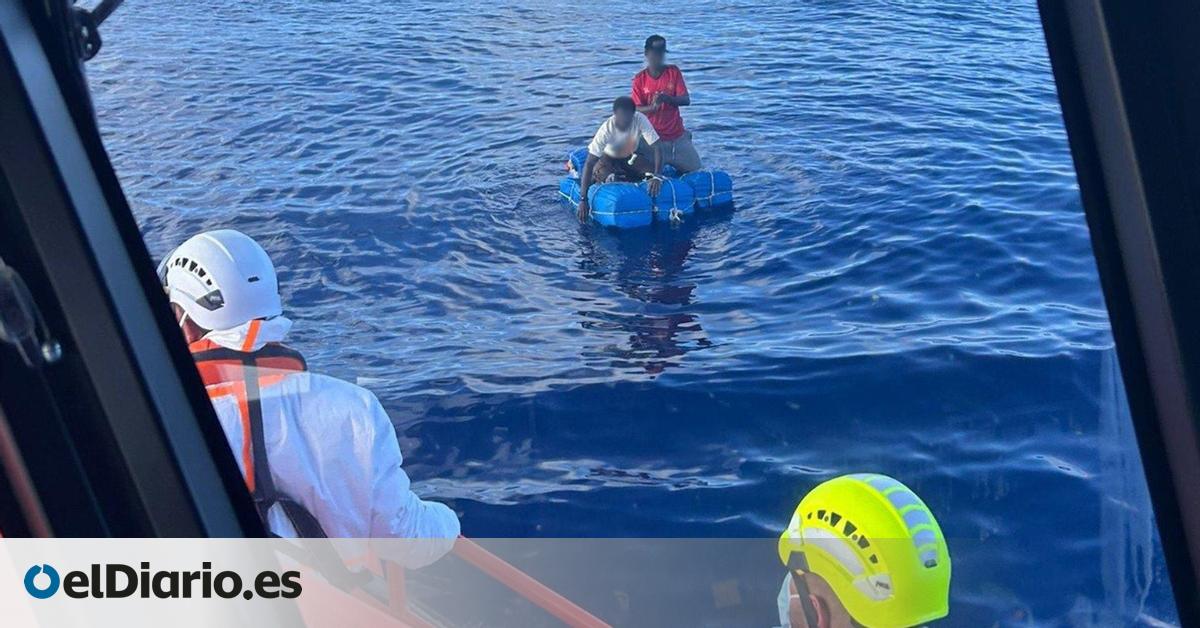 Dos migrantes sobreviven 11 horas en el mar sobre bidones al quedar sin gasolina el cayuco en el viajaban cerca de El Hierro
