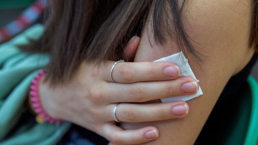 Sanidad estudia pinchar la dosis de refuerzo si la hay junto a la de la gripe