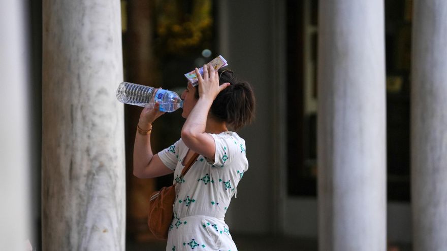 Una mujer bebiendo agua