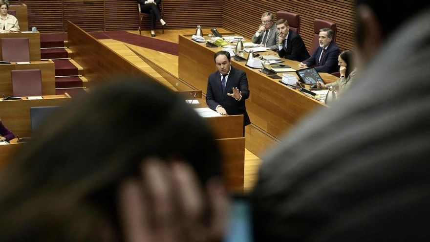 El síndic del grupo popular en las Corts Valencianes y secretario general del PP de la Comunitat Valenciana, Juanfran Pérez Llorca, durante el debate de investidura del nuevo president de la Generalitat valenciana, en Les Corts Valencianes, a 27 de noviembre de 2025, en Valencia, Comunidad Valenciana (España).