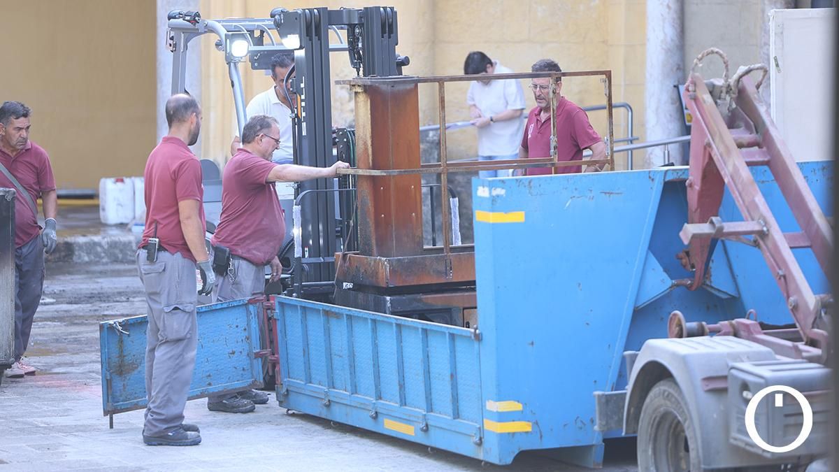 Barredora que salió ardiendo en el interior de la Mezquita Catedral