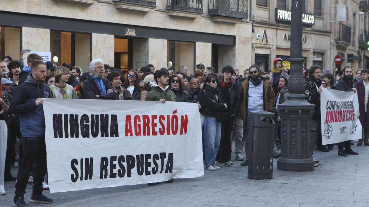 Más de 400 personas se manifiestan contra la agresión homófoba a un joven en Salamanca