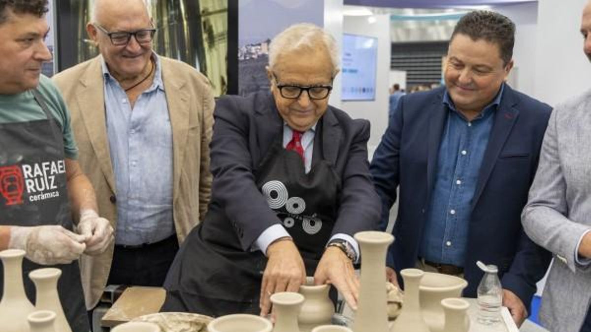 Fuentes en un expositor de cerámica.