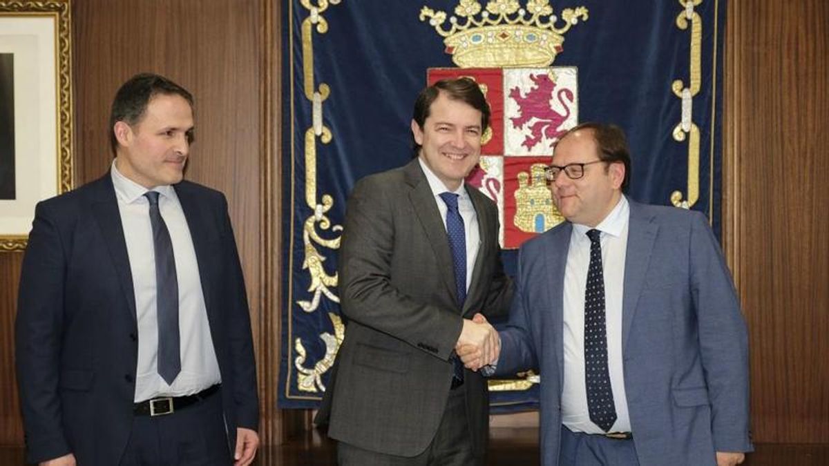 Mañueco con el alcalde de La Nañeza, Javier Carrera de Blas (i).