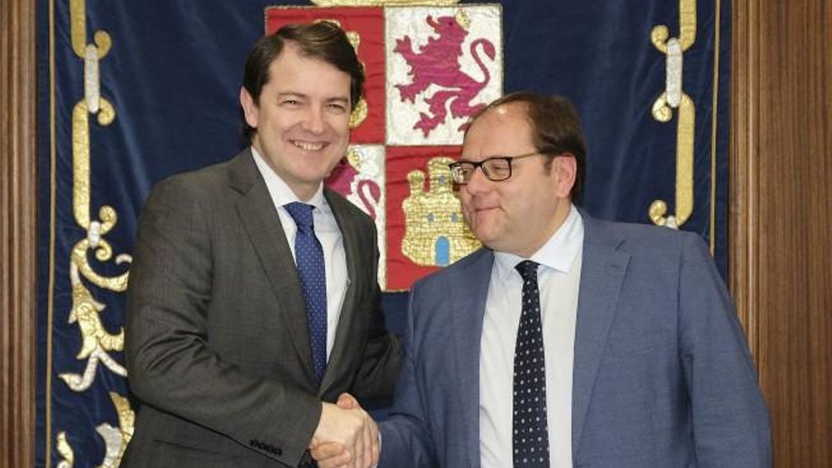 El presidente de la Junta, Mañueco, con el alcalde de La Bañeza, Javier Carrera de Blas (i).