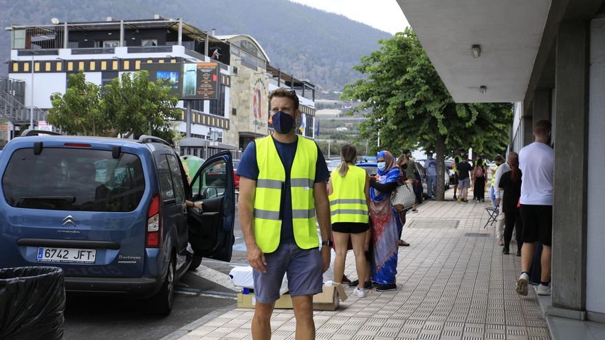 Voluntarios en el centro de donaciones en La Palma / FOTO: JOSÉ BRINGAS
