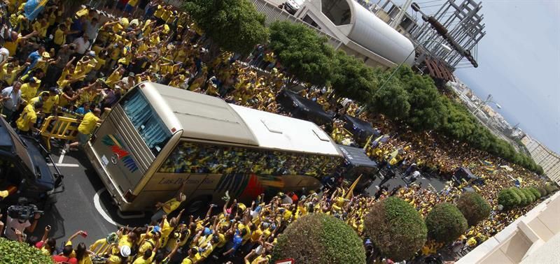 Llegada de la guagua de la UD Las Palmas al Estadio de Gran Canaria. (EFE)