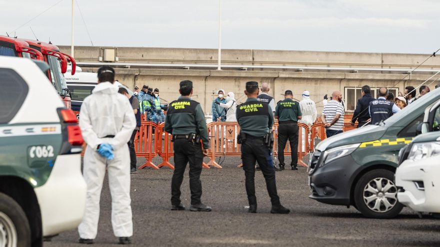 El pasajero estadounidense dio "positivo leve" en hantavirus en el barco y fue evacuado por separado