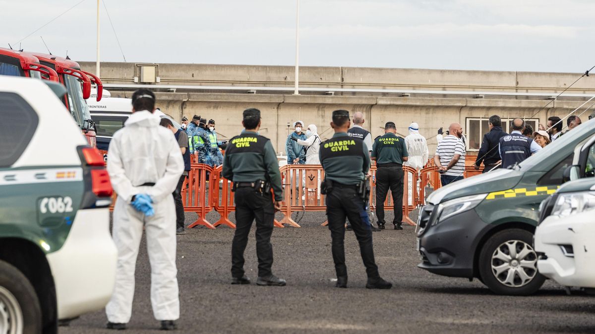 El pasajero estadounidense dio "positivo leve" en hantavirus en el barco y fue evacuado por separado