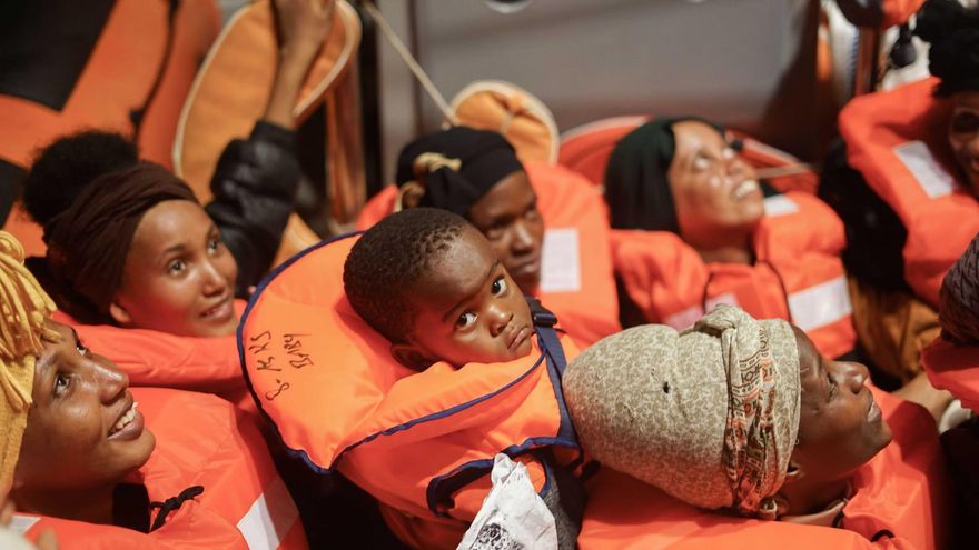 Llegan a Lampedusa 281 migrantes y 336 esperan un puerto en barcos de ONG