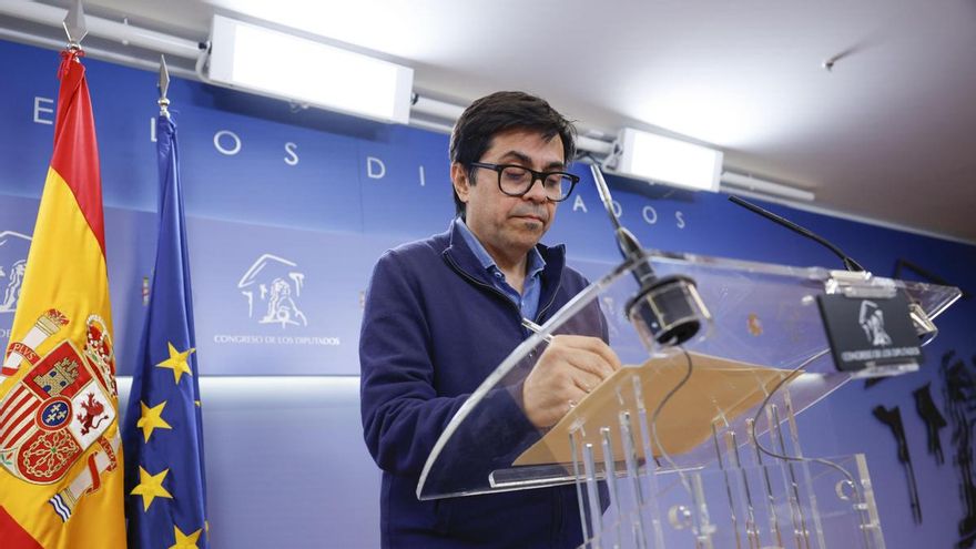 El diputado de Sumar Gerardo Pisarello, este martes durante la rueda de prensa antes de la reunión de la Junta de Portavoces del Congreso de los Diputados.