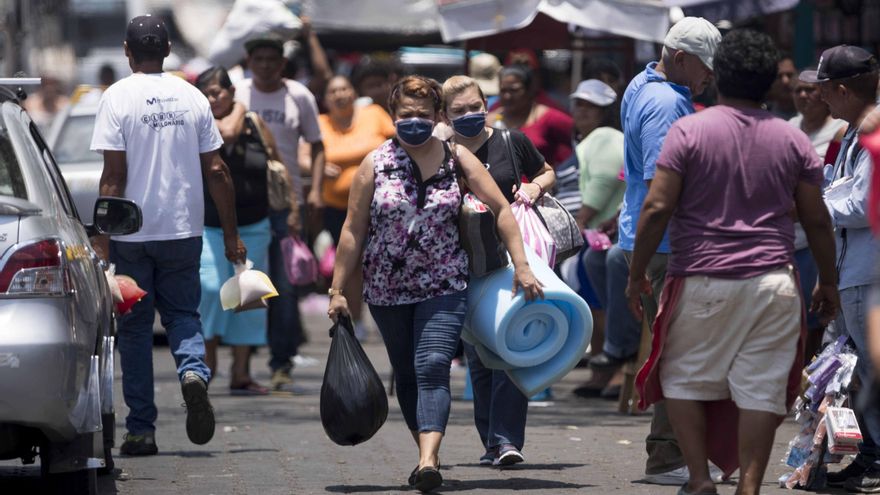 Dos mujeres usan tapabocas como medida de prevención ante el coronavirus en Managua (Nicaragua), en una fotografía de archivo. EFE/Jorge Torres