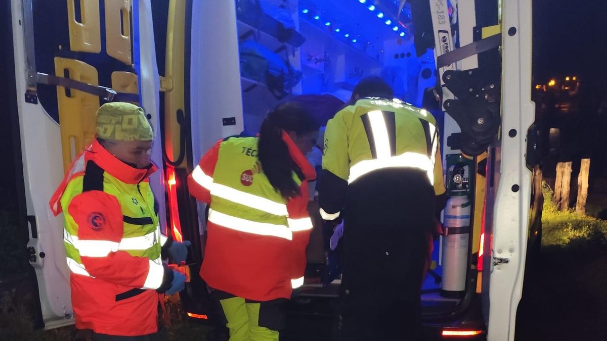 Los bomberos rescatan en Garafía  a una mujer mayor  caída fuera de su vivienda con pista de acceso en malas condiciones