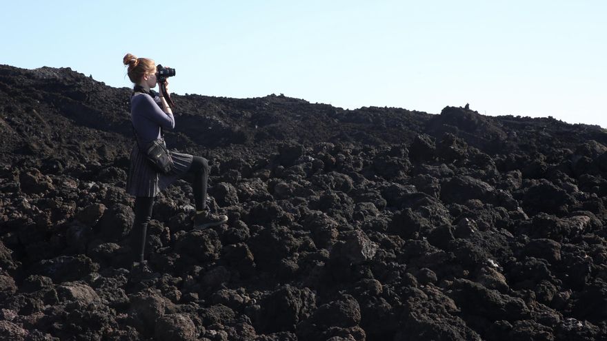 Una turista pasea sobre las coladas del volcán de La Palma