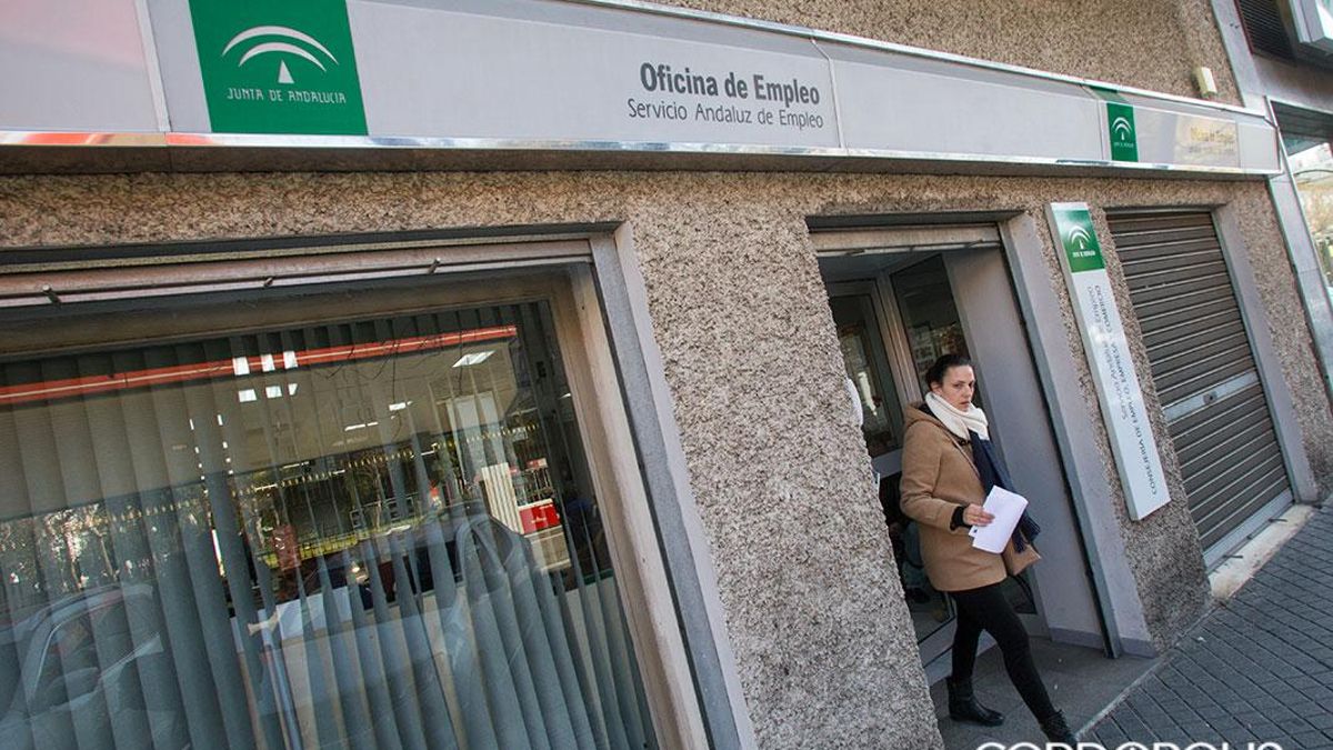 Una mujer sale de una Oficina del Servicio Andaluz de Empleo.